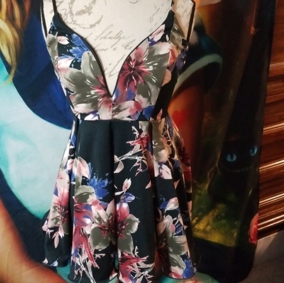 Windsor Dresses & Skirts - Floral Dress Windsor Dresses & Skirts - Floral Dress